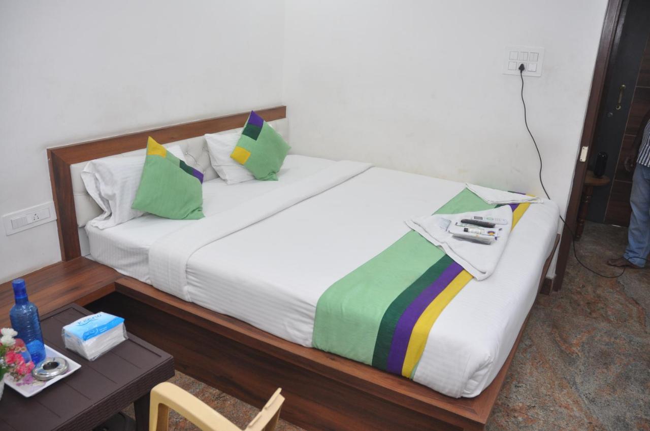 J C Comforts Hotel Bangalore Buitenkant foto